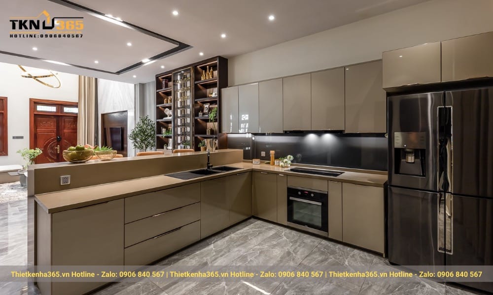 Không gian bếp sang trọng, bừng sáng với hệ thống ánh sáng được thiết kế tỉ mỉ và chi tiết trang trí ánh kim bóng loáng