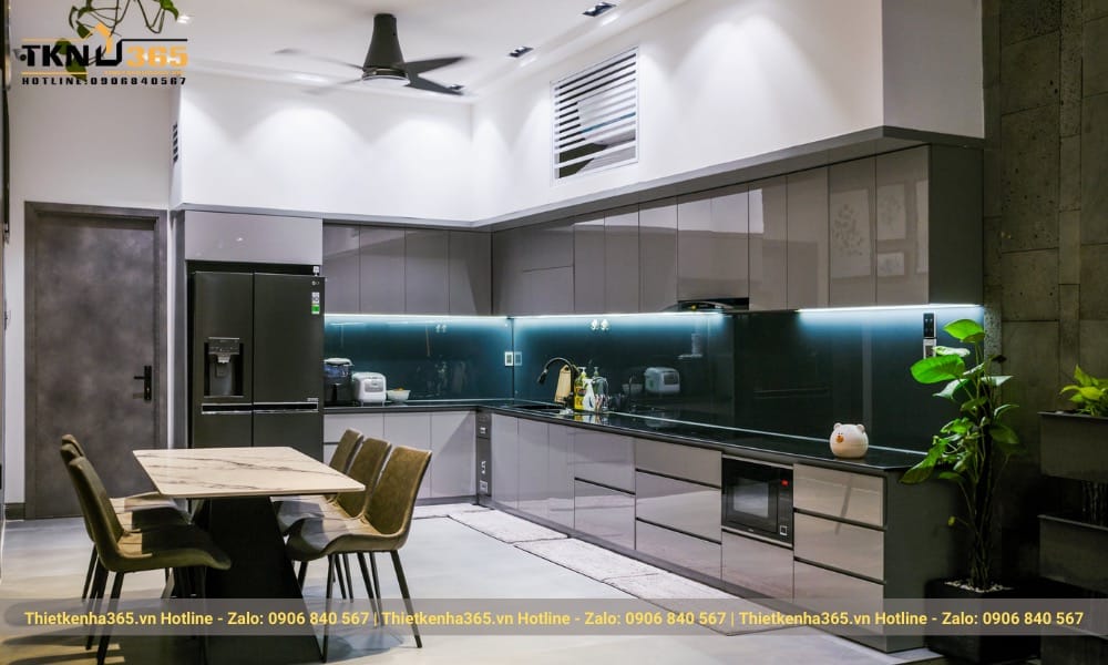 Thi công nội thất phòng bếp với chất liệu gỗ nhựa bóng gương giúp không gian sang trọng, tinh tế