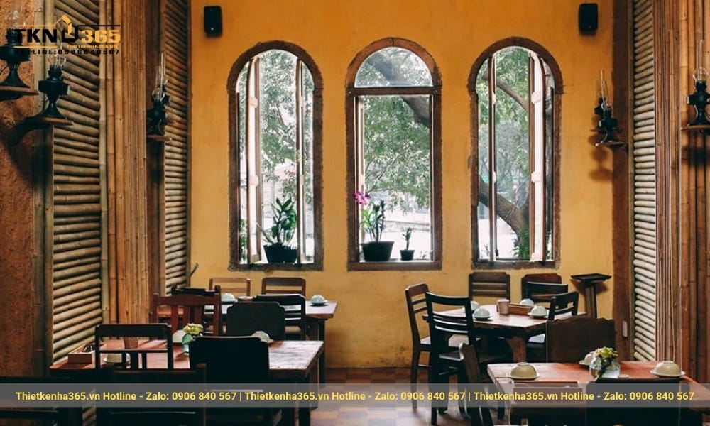 Những bộ bàn ghế kiểu cũ là điểm nhấn cho vẻ mộc mạc, thơ mộng của nhà hàng.