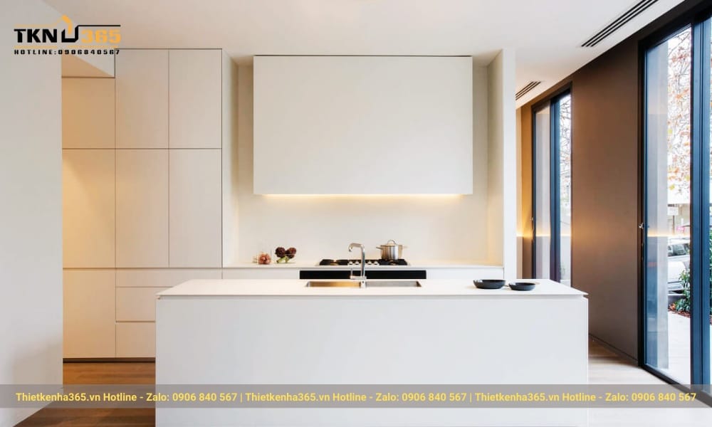 Phong cách nội thất tối giản: 7+ mẹo tinh gọn ngôi nhà hiện đại 30 Gam màu trắng cùng hệ cửa kính trong suốt đã giúp tạo hiệu ứng mở rộng khiến không gian bếp thêm phần thoáng rộng hơn.