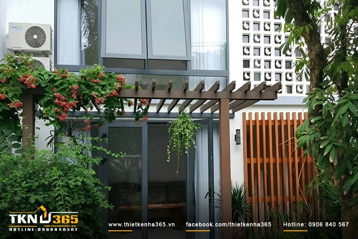 Mẫu thiết kế nhà cấp 4 đẹp có giàn hoa tươi trước cửa