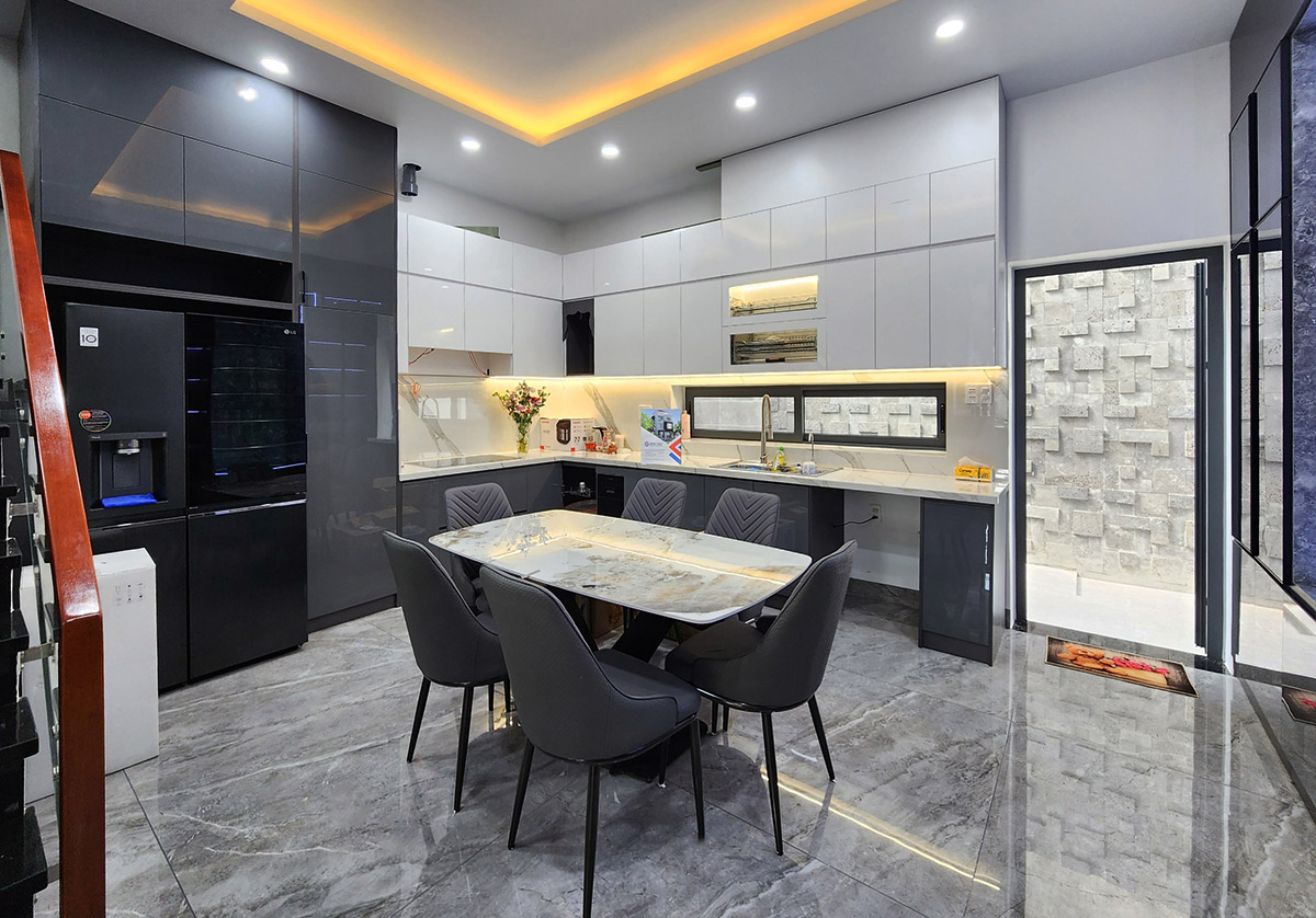 Nội thất phòng bếp nhà có tầng hầm 5x20 với không gian ấm cúng