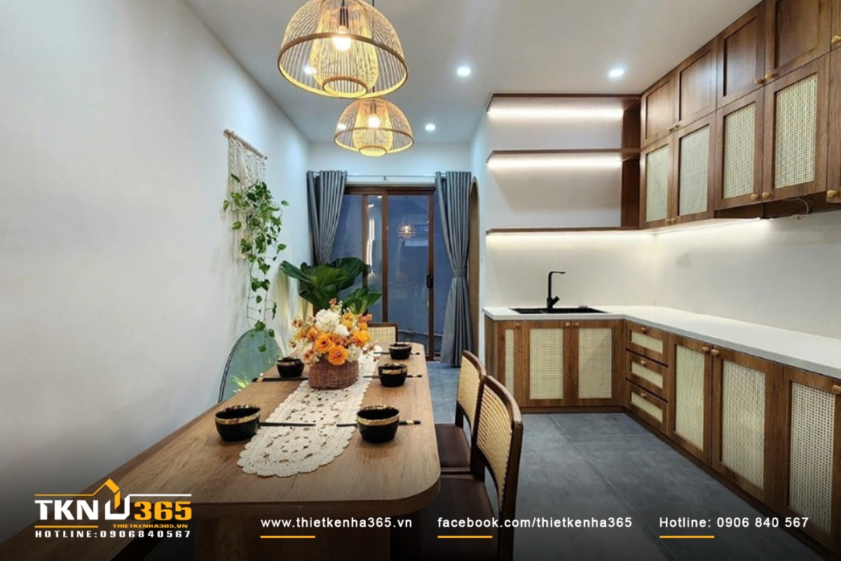 Nội thất phòng bếp đơn giản thường không có quá nhiều đồ trang trí hoặc chi tiết phức tạp. Sự tối giản trong thiết kế mang lại sự gọn gàng và dễ dàng vệ sinh.