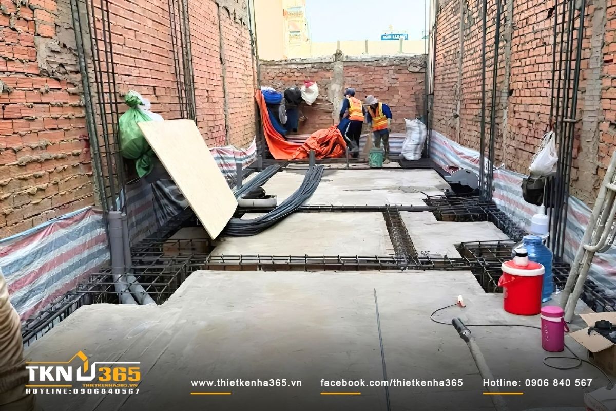 Thời điểm thi công, độ khó công trình, phong cách, vị trí khu đất,... là các yếu tố chính ảnh hưởng giá xây dựng nhà ống 3 tầng