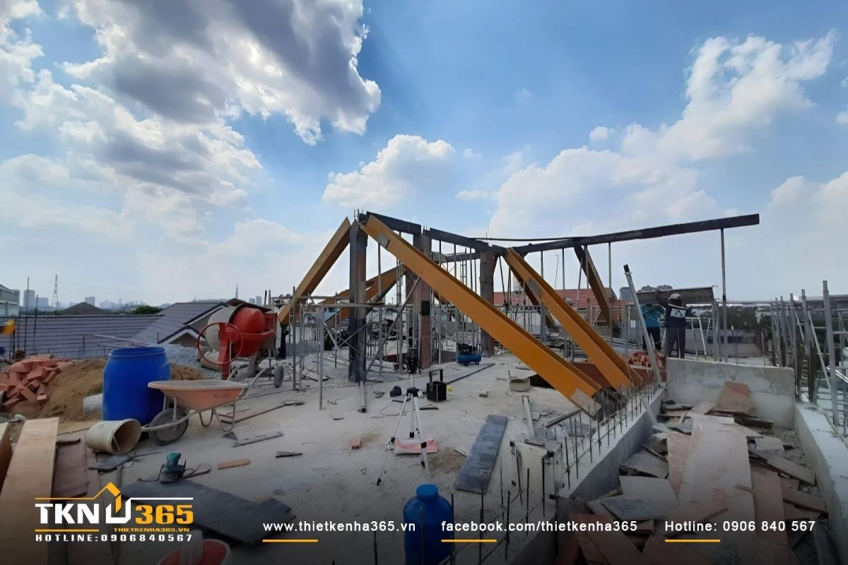 Hạng mục cuối trong giai đoạn xây thô là thi công mái