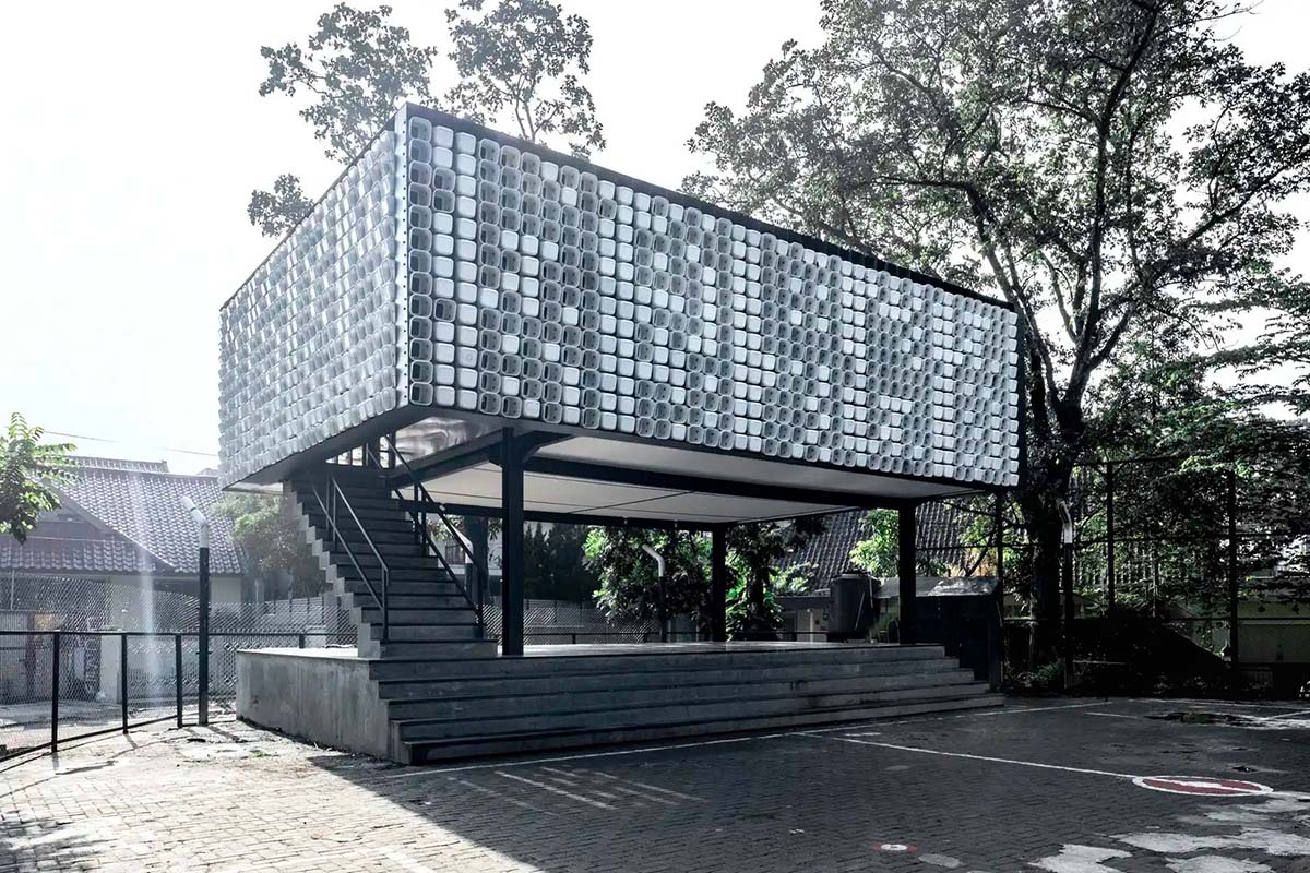 Công trình The Microlibrary Bima ứng dụng nhựa tái chế trong xây dựng với mặt tiền làm từ 2000 vỏ hộp kem | Cách Dùng Vật Liệu Tái Chế Trong Xây Dựng Hiệu Quả