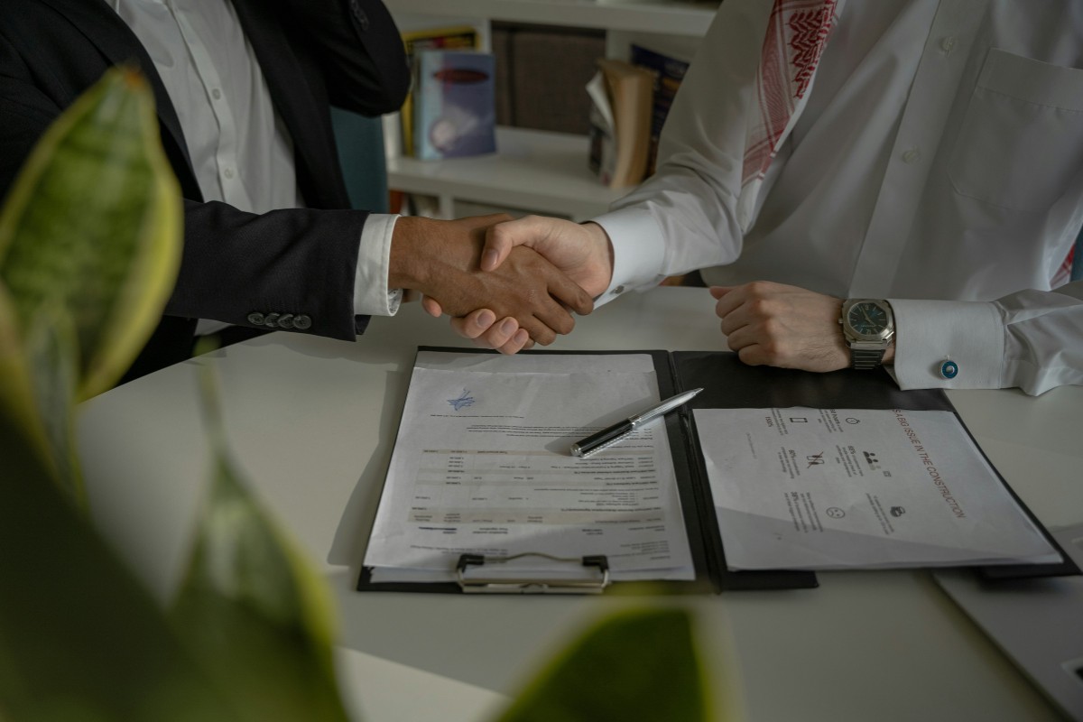 Theo APXN Property, nên so sánh nhiều nhà thầu và chuẩn bị điều khoản dự phòng để kiểm soát rủi ro phát sinh (Ảnh: Sưu tầm)