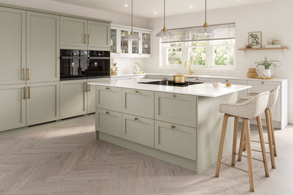 Bếp đối diện cửa chính khiến lửa bị động, tác động nghiêm trọng đến tài lộc và vận may (Ảnh: Sưu tầm)