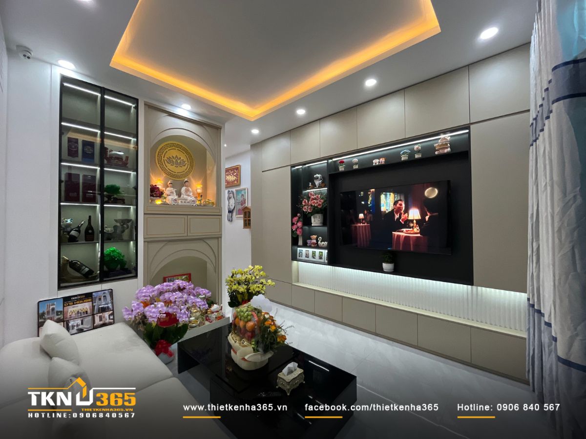Không gian thờ cúng linh thiêng bố trí ngay trung tâm phòng khách, gợi bầu không khí ấm cúng và thân thuộc