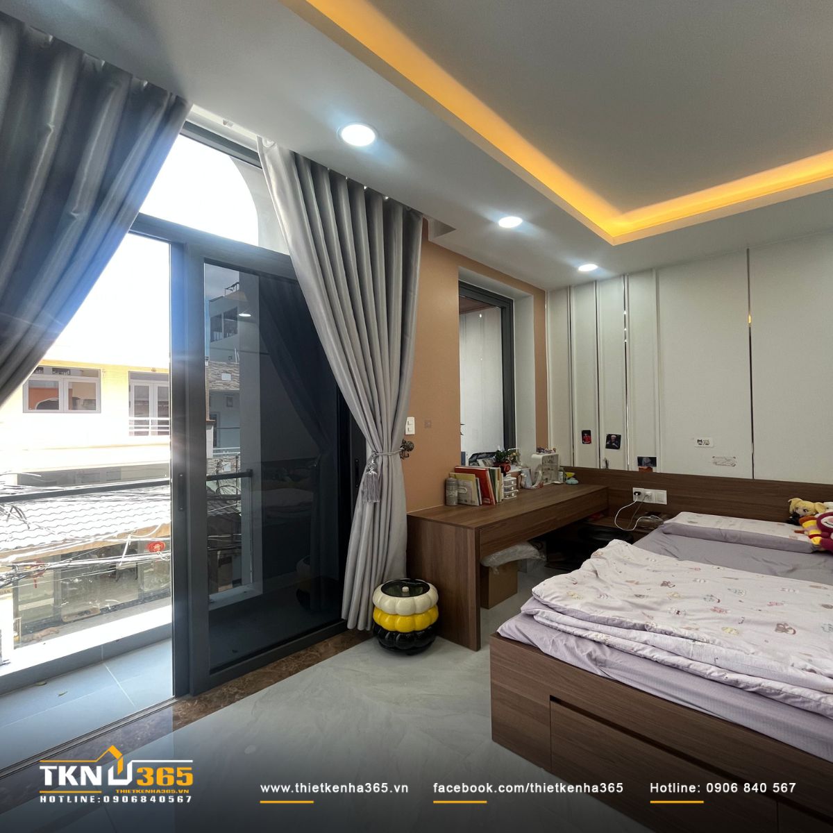 Phòng ngủ của con gái lớn rộng rãi, nội thất thông minh tích hợp thêm ngăn kéo để tăng không gian lưu trữ đồ dùng