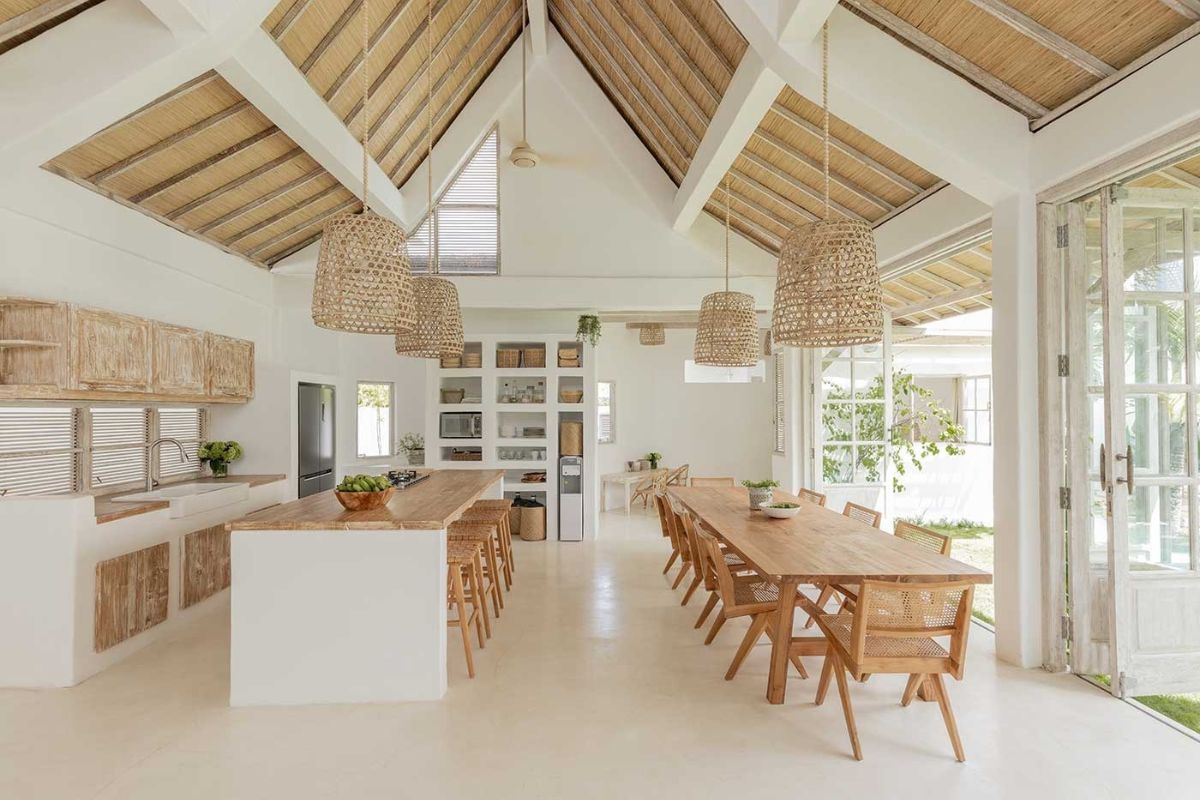 Lối đi giữa các khu vực trong bếp biệt thự rộng rãi và mạch lạc (Ảnh: Sưu tầm)