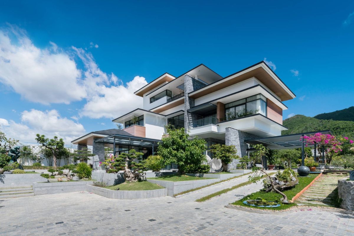 Thiết kế - thi công biệt thự sân vườn có những tiêu chuẩn riêng, vì thế nên đồng hành cùng đội ngũ kiến trúc sư giàu kinh nghiệm nhằm đảm bảo chất lượng công trình (Ảnh: Sưu tầm)