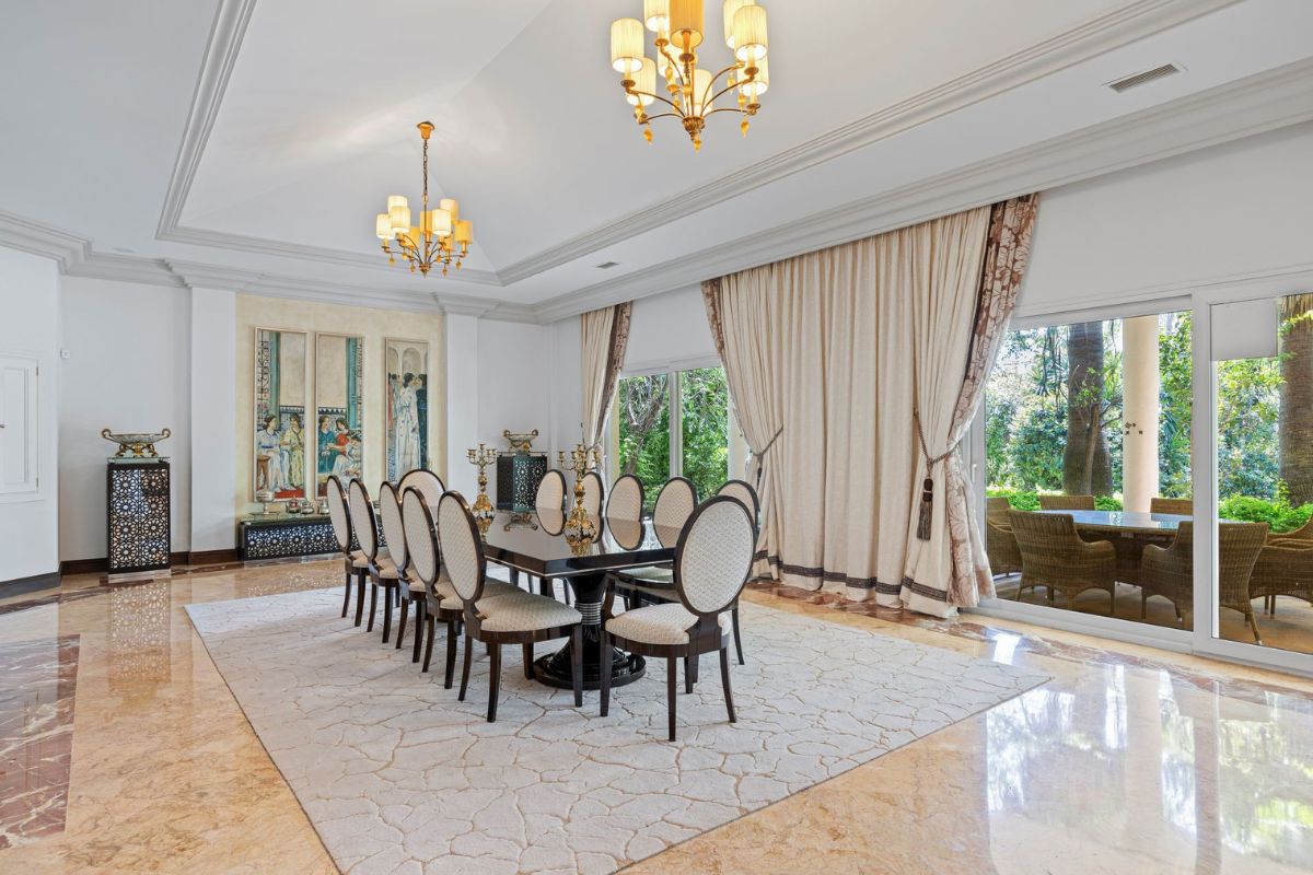 Các chi tiết trang trí trong biệt thự tân cổ điển cần phù hợp với diện tích và quy mô (Ảnh: Sưu tầm)