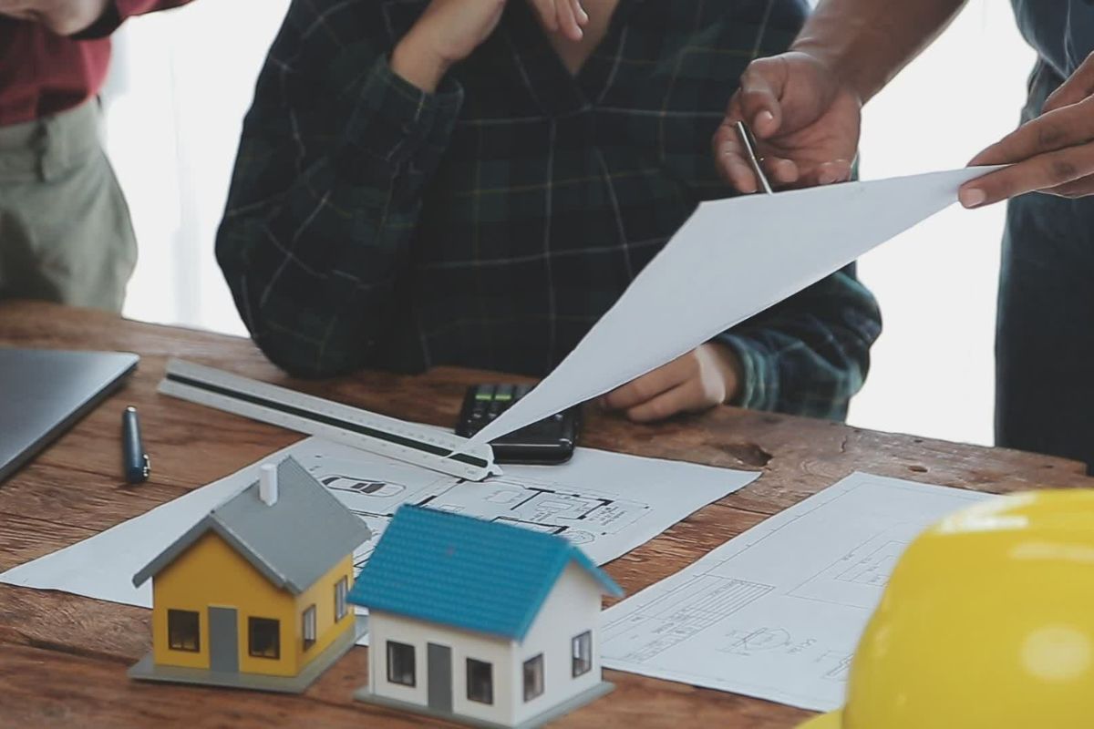 Gia chủ duyệt phương án thiết kế do kiến trúc sư thực hiện và góp ý điều chỉnh để hoàn thiện phương án (Ảnh: Sưu tầm)