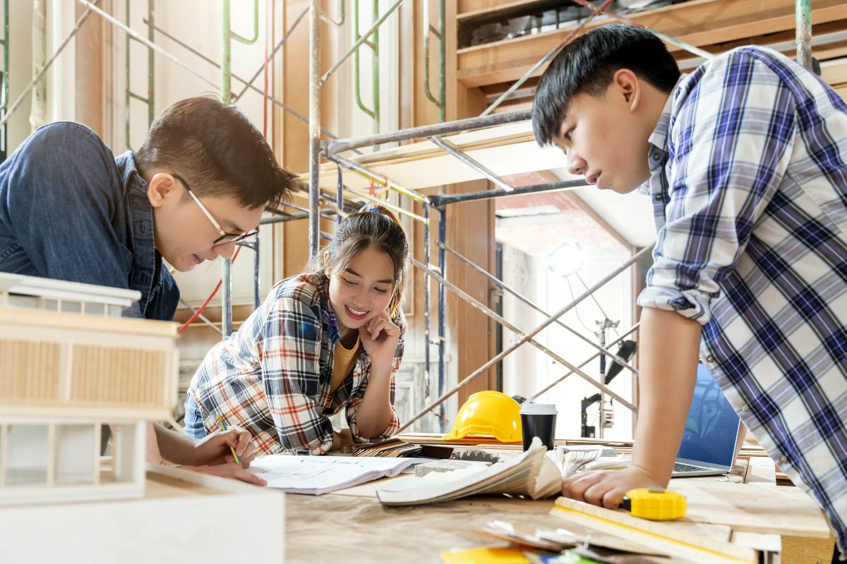Cùng với việc bàn giao, kiến trúc sư cần hướng dẫn gia chủ cách đọc hồ sơ thiết kế nhà ở (Ảnh: Sưu tầm)