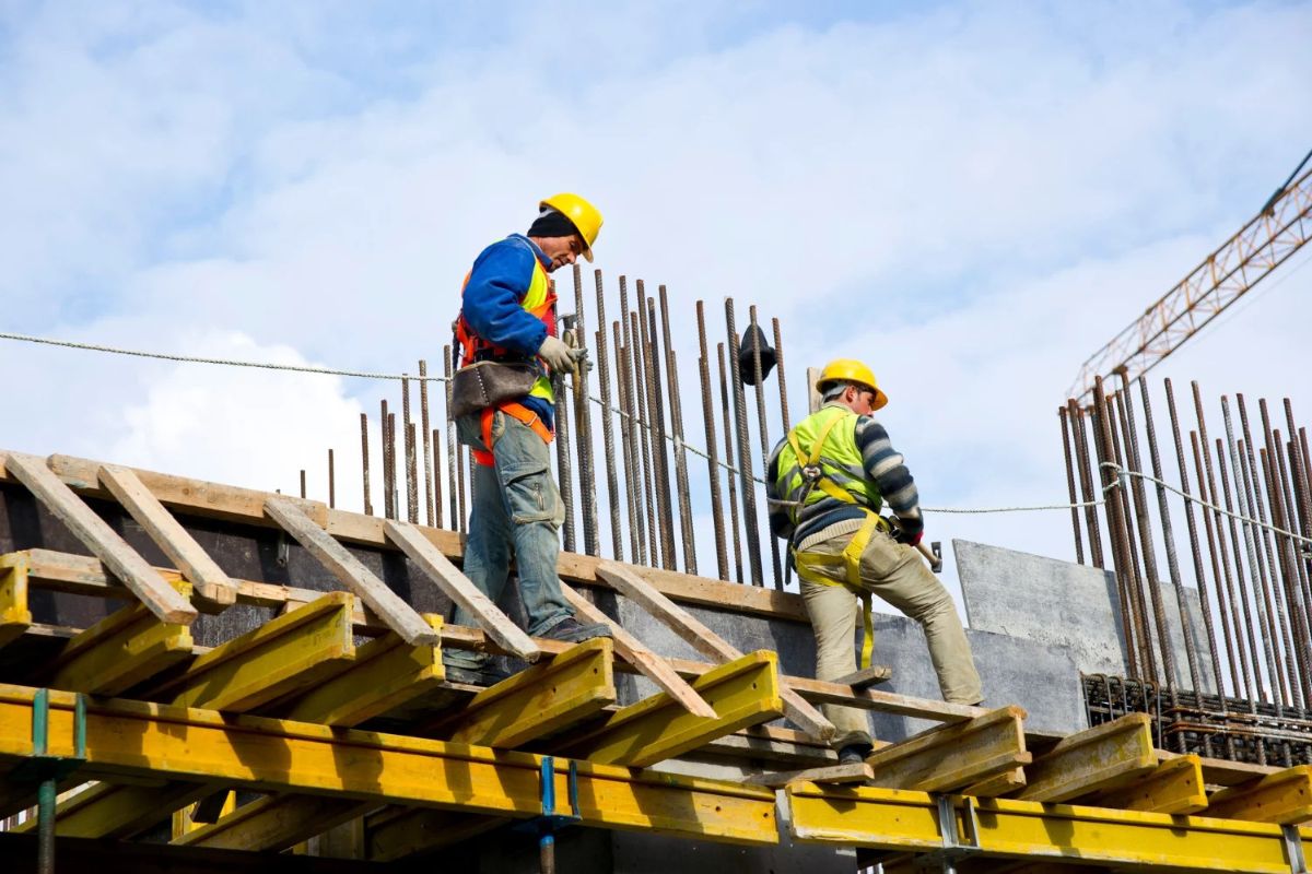 Tốt nhất gia chủ nên lựa chọn đơn vị thiết kế - thi công biệt thự trọn gói để đảm bảo chất lượng công trình (Ảnh: Sưu tầm)