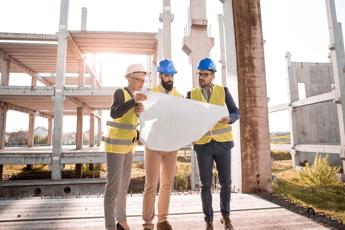 Giám sát thi công thường xuyên giúp gia chủ dễ dàng phát hiện những sai lầm thường gặp khi xây biệt thự (Ảnh: Sưu tầm)
