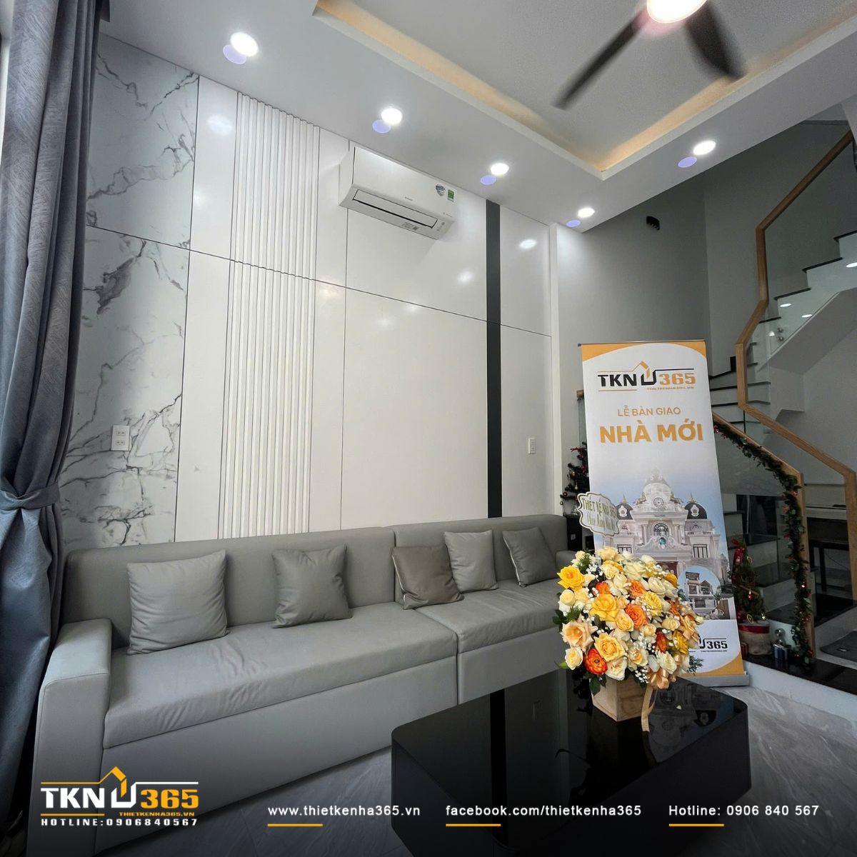 Phòng khách gọn gàng với mảng tường sau sofa trang trí đơn giản