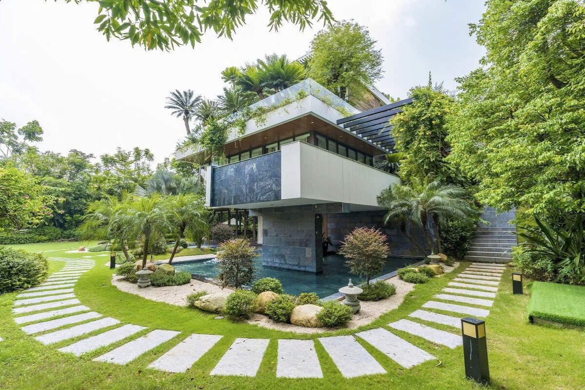 Nhiều gia chủ quan tâm đặt câu hỏi thiết kế biệt thự xanh là gì với mong muốn sở hữu không gian sống xanh bền vững (Ảnh: Sưu tầm)