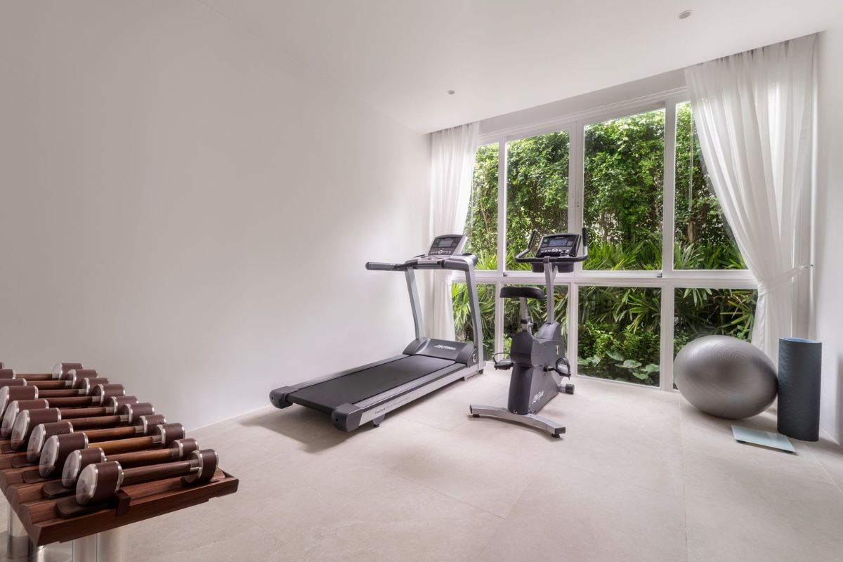 Phòng gym bố trí tại khu vực thông thoáng, cửa sổ kính lớn mang đến không gian tập luyện gần gũi với thiên nhiên (Ảnh: Sưu tầm)