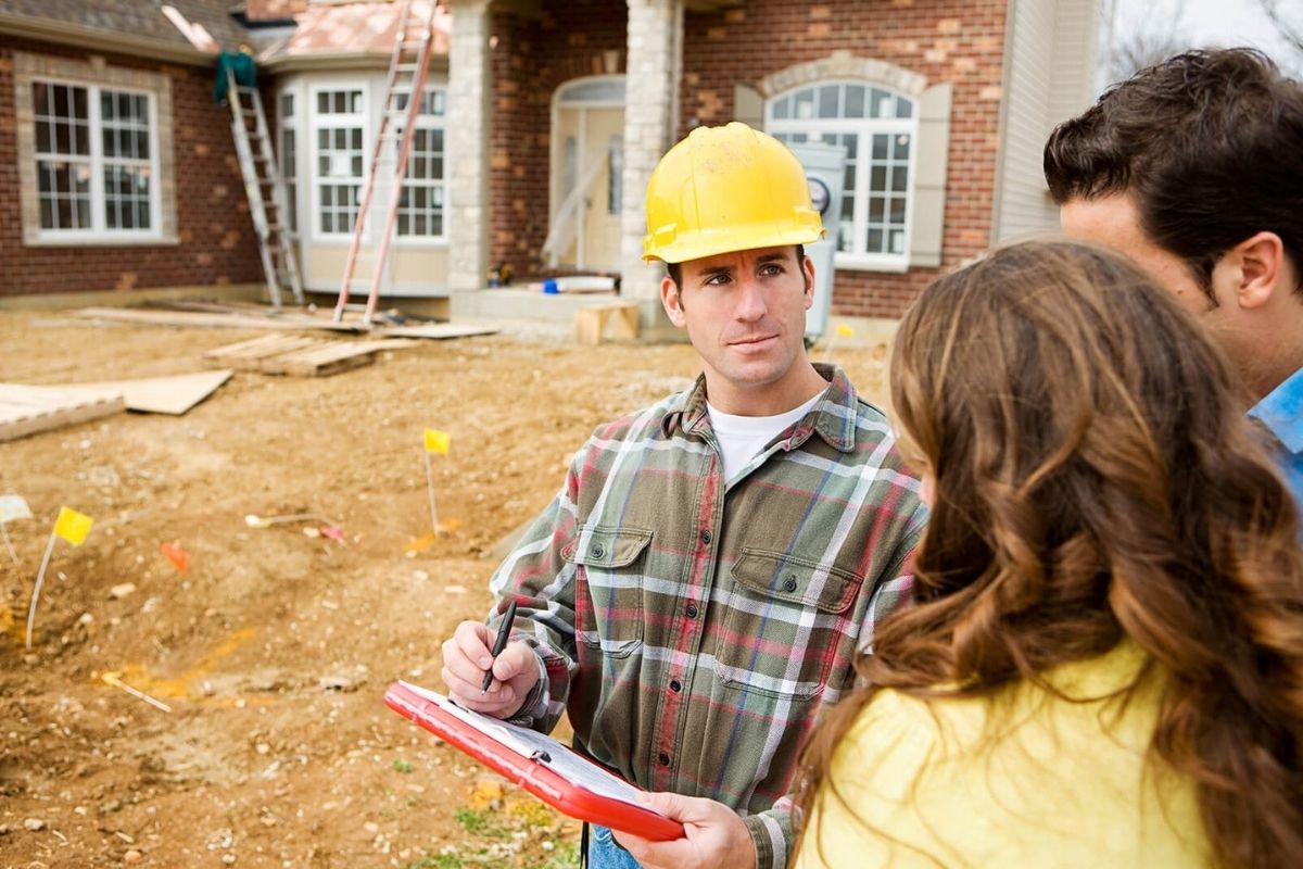 Hợp đồng xây nhà trọn gói gồm những gì? Các điều khoản bắt buộc phải có 11 Gia chủ cần kiểm tra kỹ các quy định về điều chỉnh giá vật tư theo thị trường (Ảnh: Sưu tầm)