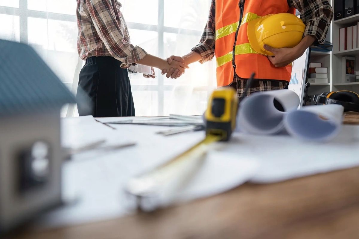 Hợp đồng xây nhà trọn gói gồm những gì? Các điều khoản bắt buộc phải có 2 Hợp đồng xây nhà trọn gói xác lập trách nhiệm giữa chủ đầu tư và đơn vị thi công (Ảnh: Sưu tầm)