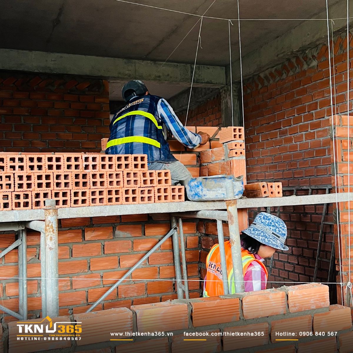 Hình ảnh xây tường gạch nhà phố 1 trệt 2 lầu 1 sân thượng M’S House