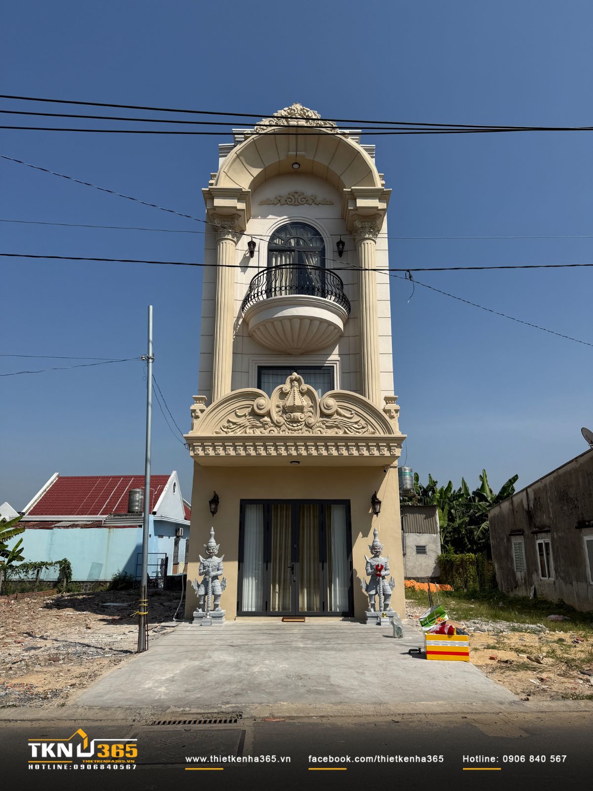 Mặt tiền M’S House hoàn thiện với bố cục đối xứng rõ ràng, hệ cột lớn và mái vòm tạo điểm nhấn trung tâm, mang lại cảm giác bề thế nhưng không nặng nề