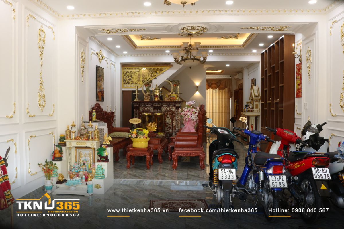 Trần nhà, đèn chùm và hệ phào chỉ xử lý đồng bộ về tỷ lệ và chi tiết, góp phần định hình vẻ đẹp tân cổ điển nền nã, không phô trương