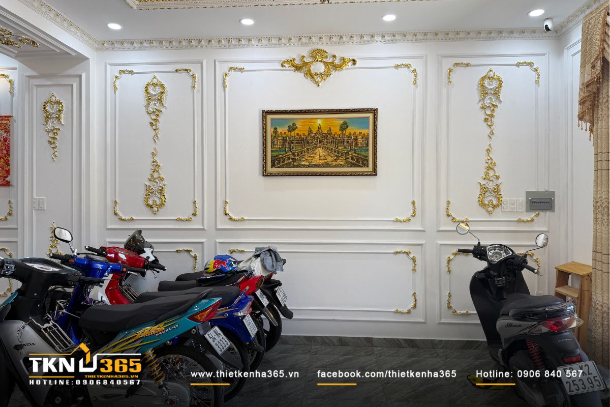 Mảng tường phào chỉ kết hợp hoa văn dát ánh kim thi công tỉ mỉ, tạo nền thẩm mỹ sang trọng nhưng vẫn giữ sự nhẹ nhàng cho không gian tầng trệt