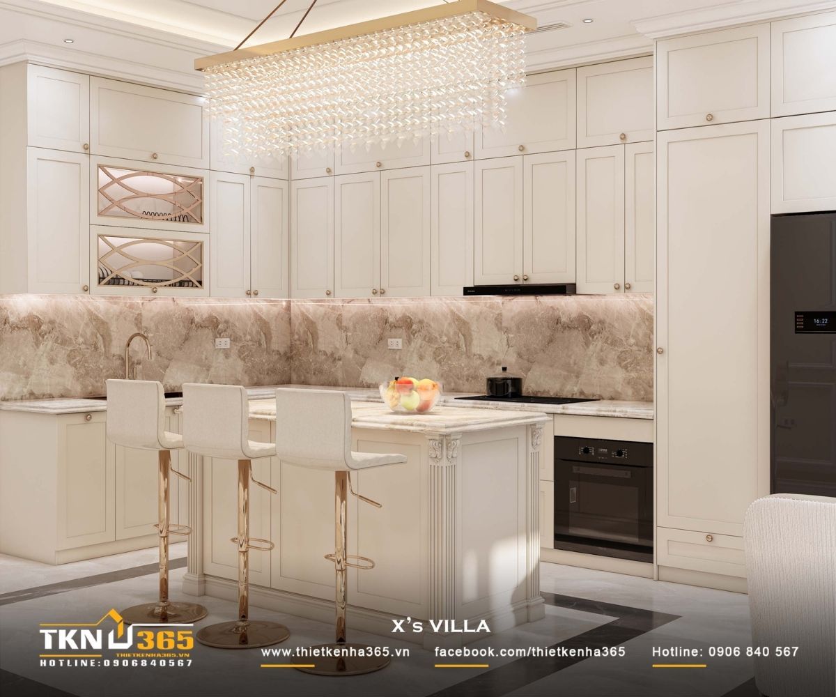 Hệ tủ bếp cánh phẳng kết hợp phào chỉ mảnh và tay nắm ánh kim, giữ tổng thể gọn gàng, sang trọng và dễ bảo trì