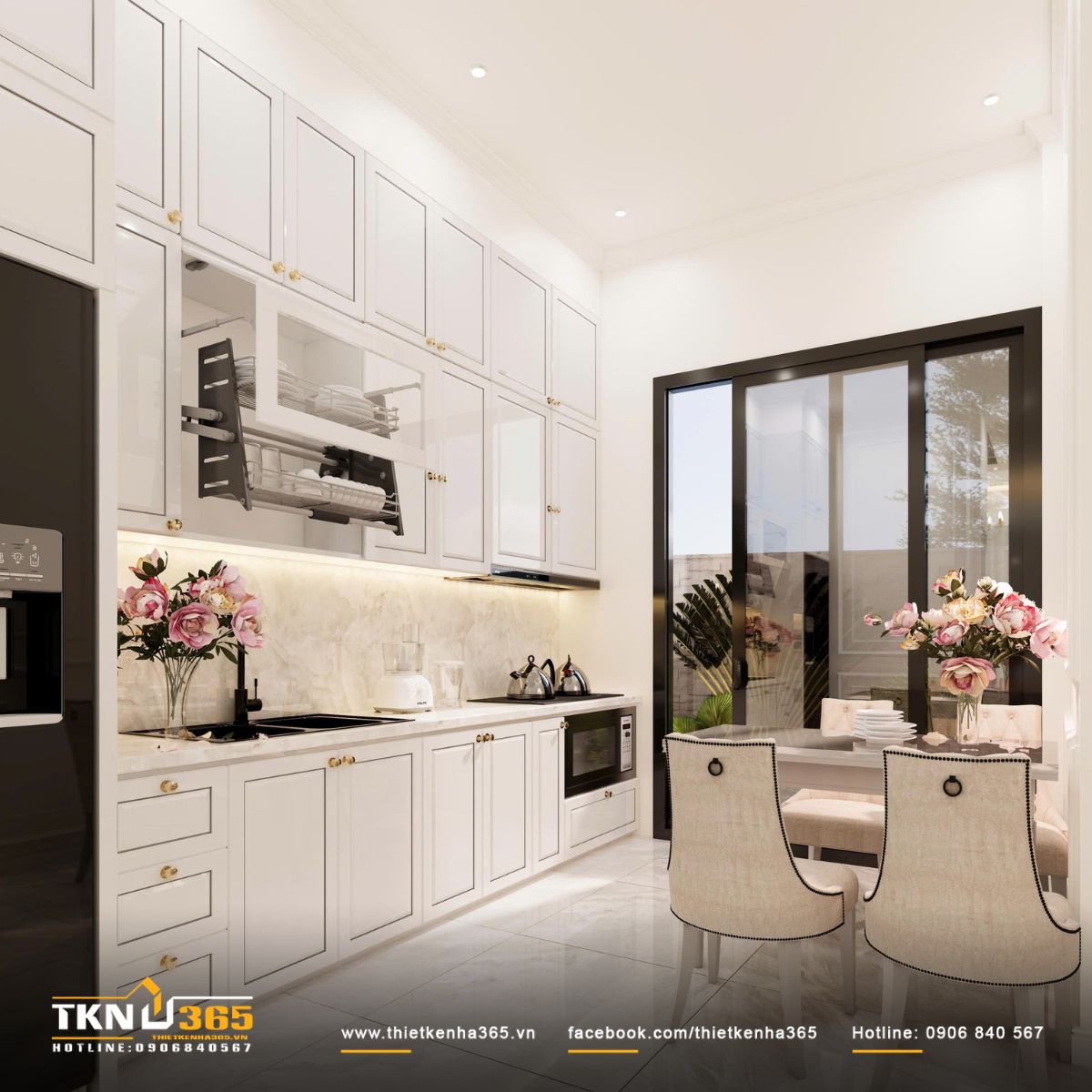 Sự kết hợp giữa tủ bếp trắng kem, mặt đá sáng và chi tiết kim loại ánh kim mang lại cảm giác sạch sẽ, nhẹ nhàng nhưng không đơn điệu
