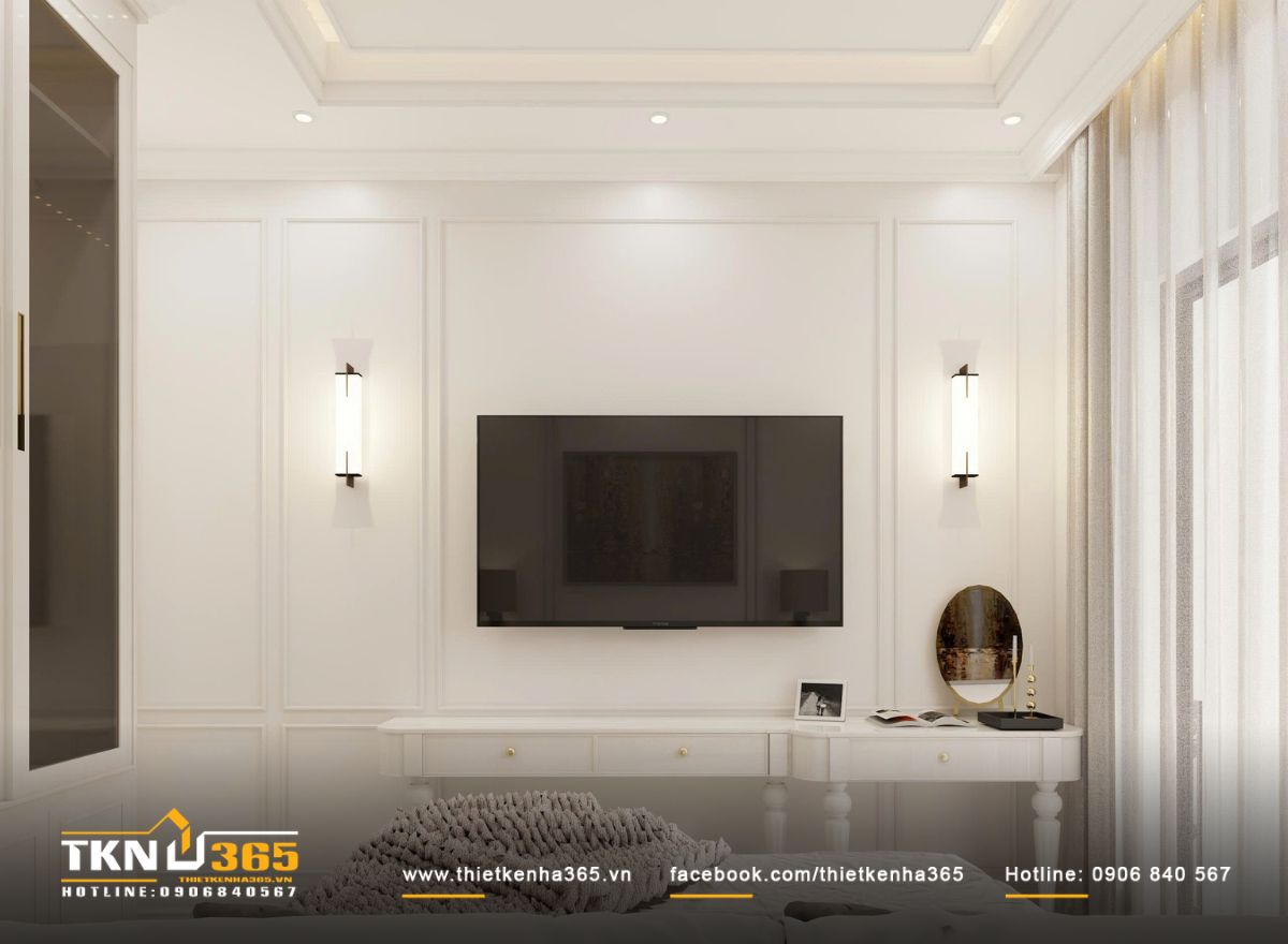 Mảng tường xử lý phào chỉ đơn giản, bàn trang điểm và kệ bố trí liền mạch, đáp ứng công năng nhưng không gây rối thị giác