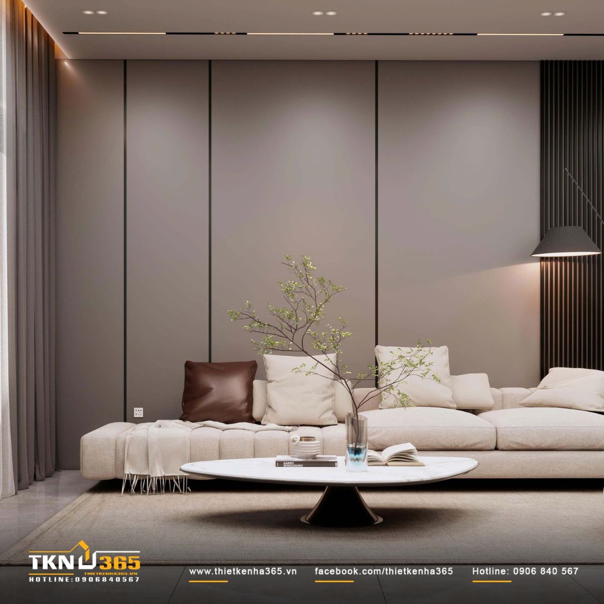 Mảng tường panel chia ô đứng cùng lam tối màu và đèn sàn dáng mảnh tạo lớp nền tiết chế, giúp không gian thêm chiều sâu mà không cần nhiều chi tiết trang trí
