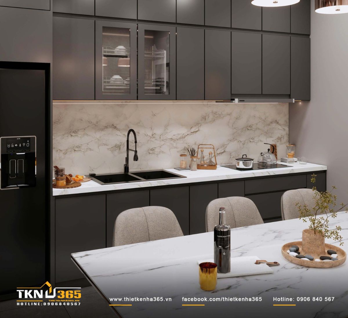 Hệ tủ bếp xử lý hình khối phẳng, tay nắm âm và đường chỉ ngang liền mạch, tăng cảm giác cao và sâu cho không gian