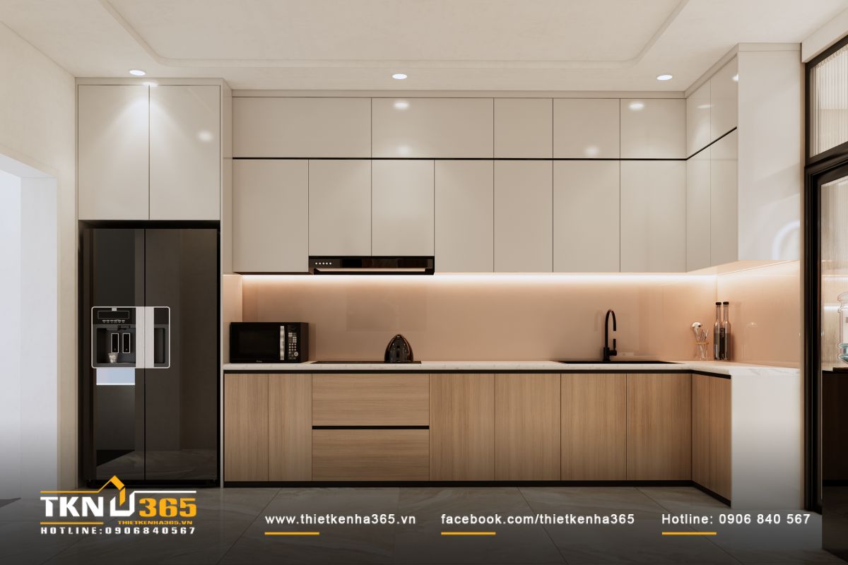 Khu bếp chữ L kịch trần tổ chức gọn gàng với tủ trên bằng chất liệu acrylic trắng sáng và tủ dưới phủ laminate vân gỗ, vừa tăng lưu trữ vừa giữ cảm giác sạch sẽ