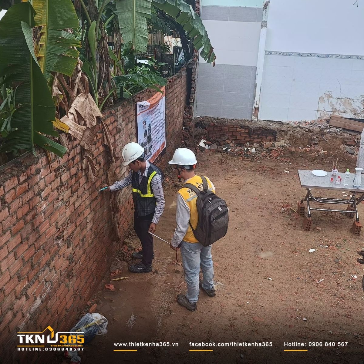 Đội ngũ Thiết Kế Nhà 365 khảo sát kỹ lưỡng hiện trạng đất để lựa chọn giải pháp móng phù hợp