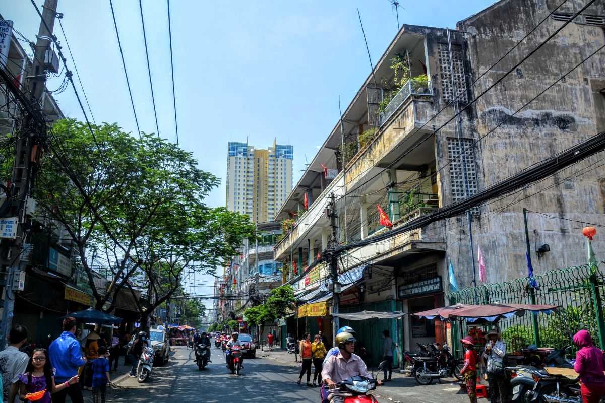 Nhà ở tại quận 5 liền kề sát vách, yêu cầu biện pháp thi công an toàn để tránh ảnh hưởng đến công trình lân cận (Ảnh: Sưu tầm)