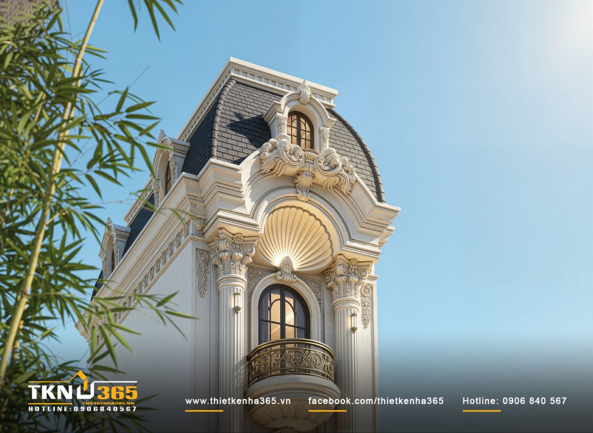 Chi tiết mái mansard và các cửa sổ vòm nhỏ trên tầng trên cùng giúp công trình tăng khả năng lấy sáng và hoàn thiện vẻ đẹp tân cổ điển