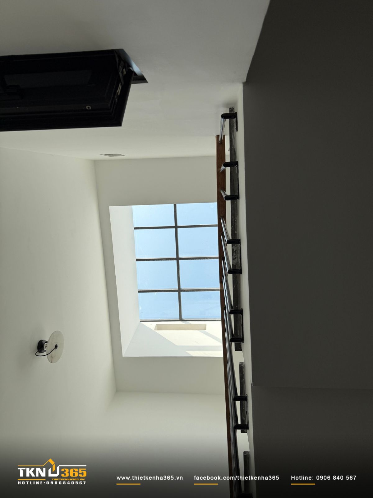 Thiết kế giếng trời đẹp đặt ở vị trí hợp lý giúp giảm nóng nhà phố và tối ưu ánh sáng tự nhiên