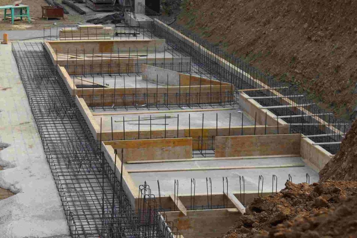 Nhiều gia chủ quan tâm đến những dấu hiệu nhận biết móng nhà bị yếu và phân vân liệu nhà bị lún nứt có nguy hiểm không? (Ảnh: Sưu tầm)