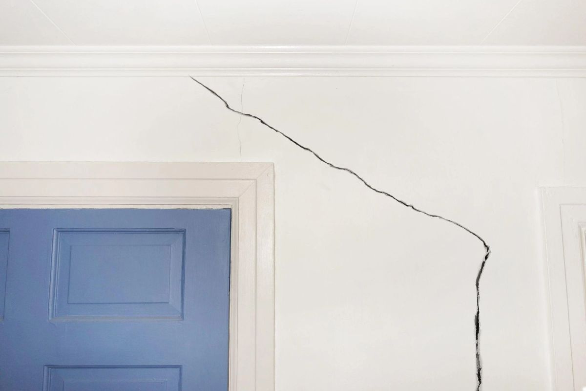 Một số dấu hiệu nhận biết móng nhà bị yếu có thể quan sát bằng mắt thường (Ảnh: Sưu tầm)