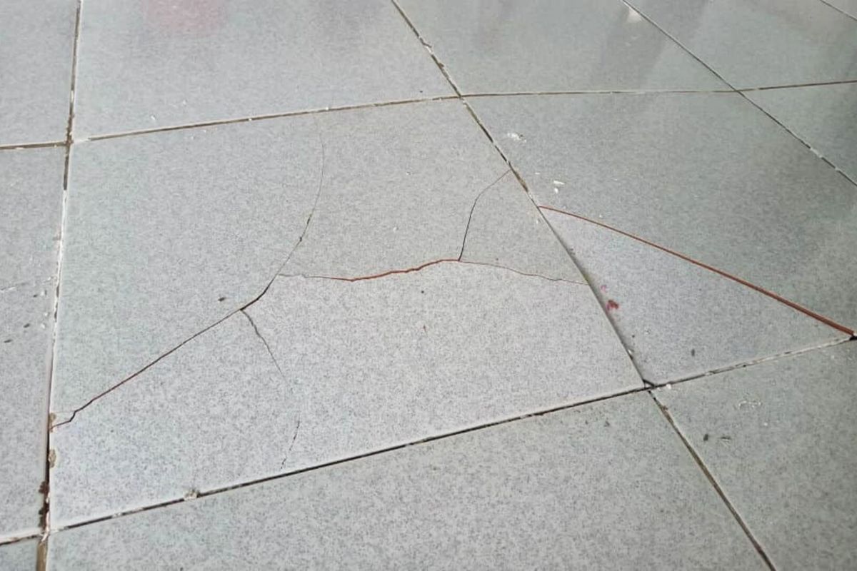 Móng nhà bị yếu dễ khiến gạch nền bị nứt hoặc vỡ bất thường (Ảnh: Sưu tầm)
