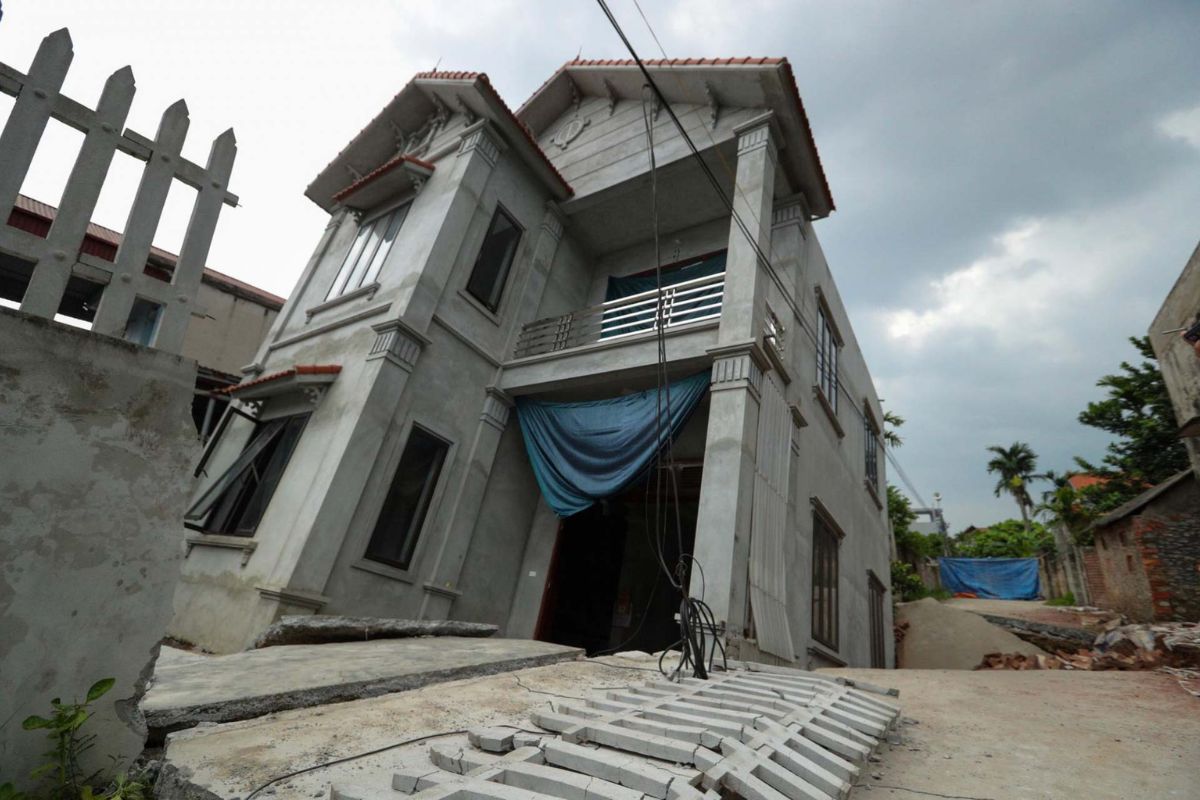 Móng nhà bị yếu ở mức nghiêm trọng gây nứt lớn, sụt lún mạnh hoặc nghiêng nhà (Ảnh: Sưu tầm)
