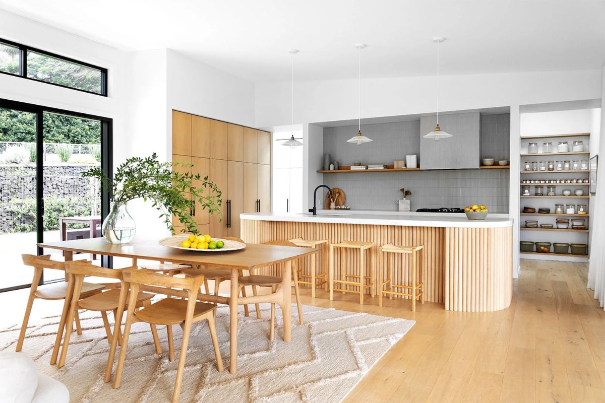 Vật liệu phong cách Japandi tập trung vào gỗ tự nhiên, vải thô và các bề mặt mộc nhằm tạo nên không gian tối giản nhưng vẫn ấm áp và giàu cảm xúc (Ảnh: Sưu tầm)