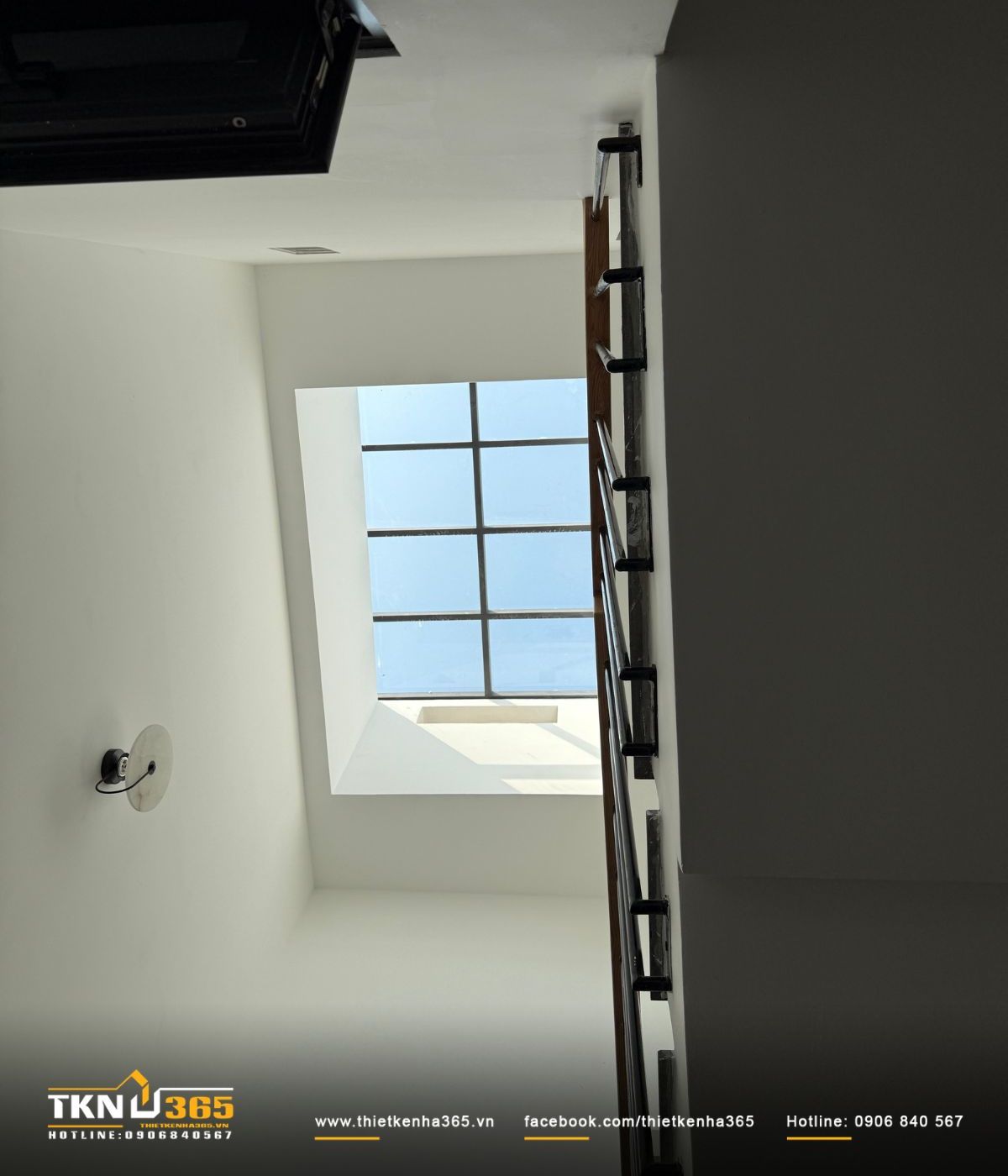 Thiết kế cầu thang kết hợp giếng trời giúp ánh sáng len lỏi đến mọi ngóc ngách trong nhà